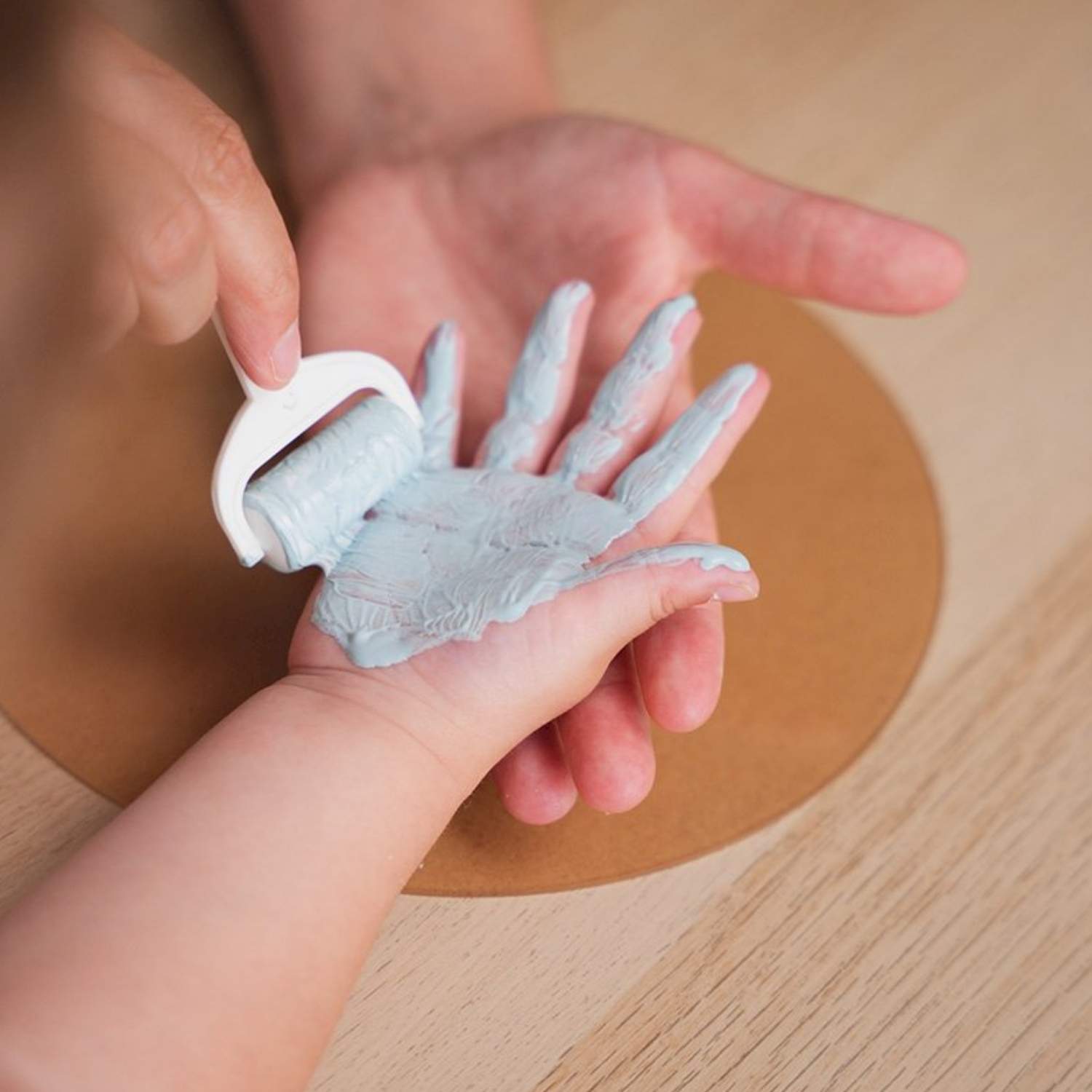 Reserva el Marco de Huellas de Familia de Petit Artichaut en Mano de Santa. Incluye paneles de plexiglás y pinturas para crear una obra única. Envío a partir del 2 de marzo.