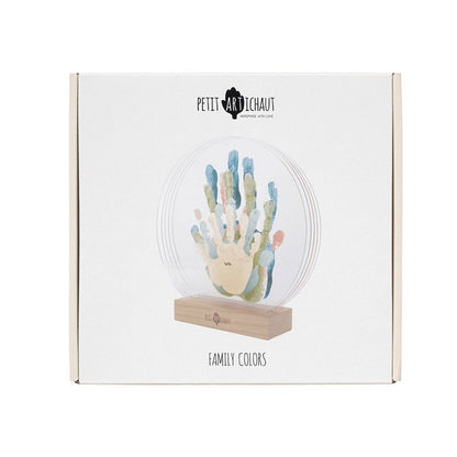 Reserva el Marco de Huellas de Familia de Petit Artichaut en Mano de Santa. Incluye paneles de plexiglás y pinturas para crear una obra única. Envío a partir del 2 de marzo.