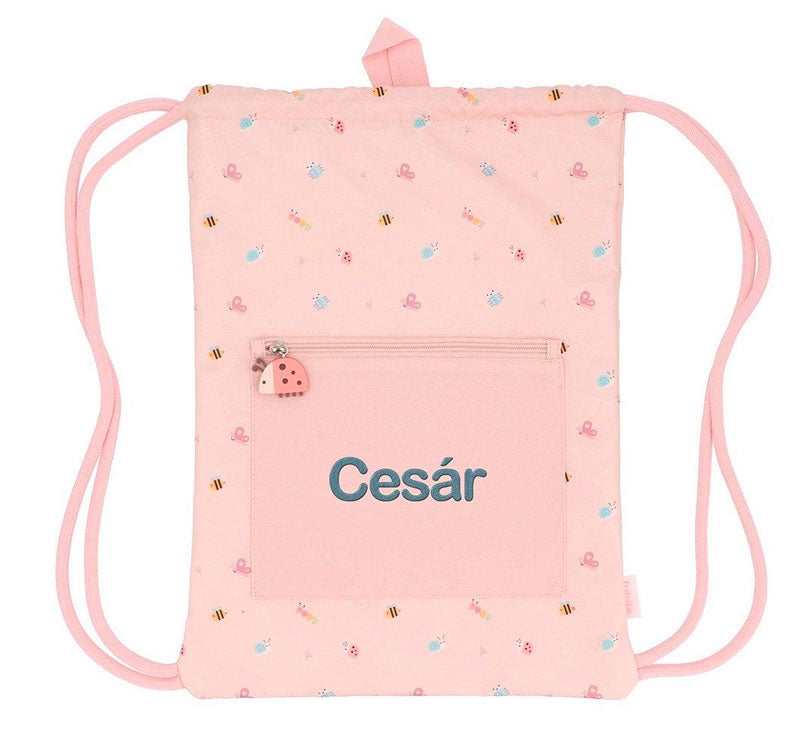 esta mochila saco impermeable Bugs personalizable!&nbsp;  La mochila saco impermeable de Tutete es ideal para que los peques lleven todo lo necesario a la escuela, deportes o actividades recreativas. Con espacio para el almuerzo, ropa de cambio y más, esta mochila protege contra la humedad y se seca rápidamente personalizada