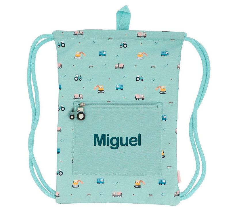 mochila saco impermeable Trucks personalizable!&nbsp;  La mochila saco impermeable de Tutete es ideal para que los peques lleven todo lo necesario a la escuela, deportes o actividades recreativas. Con espacio para el almuerzo, ropa de cambio y más, esta mochila protege contra la humedad y se seca rápidamente personalización