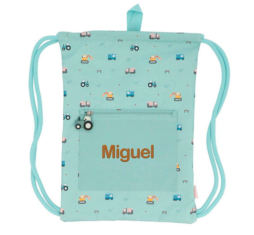 mochila saco impermeable Trucks personalizable!&nbsp;  La mochila saco impermeable de Tutete es ideal para que los peques lleven todo lo necesario a la escuela, deportes o actividades recreativas. Con espacio para el almuerzo, ropa de cambio y más, esta mochila protege contra la humedad y se seca rápidamente mostaza