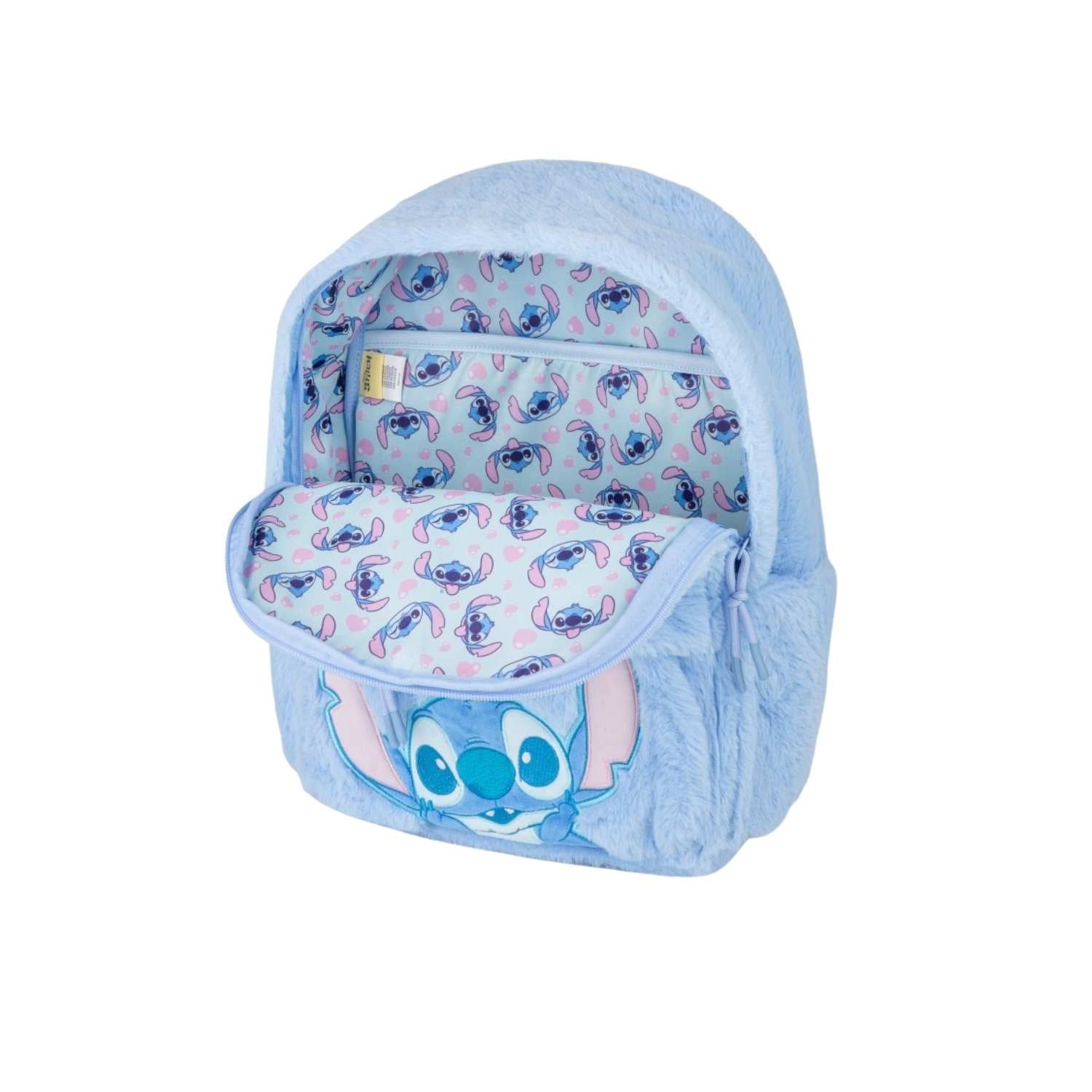 ochila grande Stitch Blue Fluffy de CoolPack! Diseñada para destacar, combina un encantador acabado estilo peluche súper suave con la resistencia y espacio que exigen los cursos escolares. Cuenta con compartimentos de gran tamaño con capacidad para formatos A4, bolsillos organizadores y tirantes ergonómicos acolchados que protegen la espalda y distribuyen el peso a la perfección.