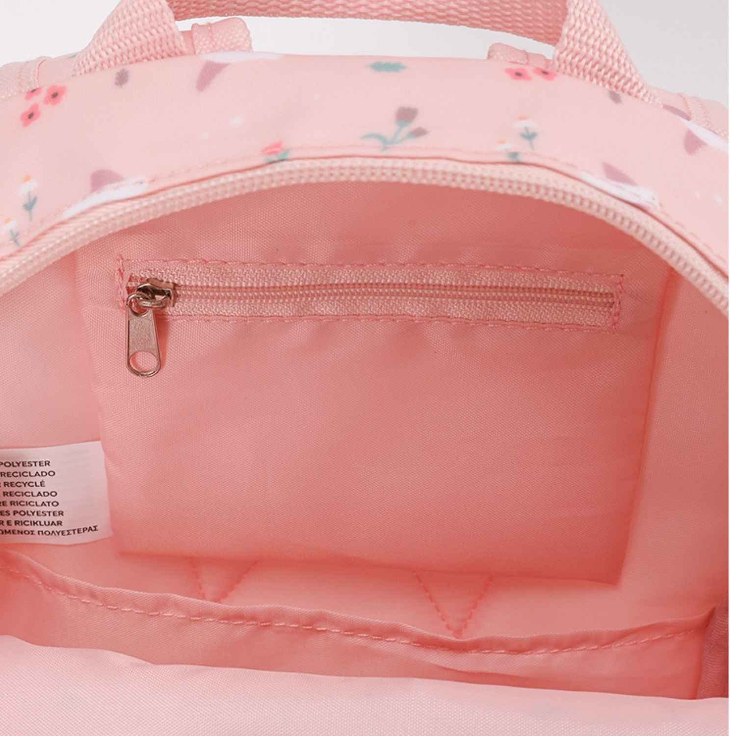 Consigue la mochila infantil Blossom Birds personalizable de Tutete en www.manodesantaoficial.es. Mochila impermeable y acolchada ideal para guardería y niños de hasta 5 años. ¡Personalízala con su nombre!