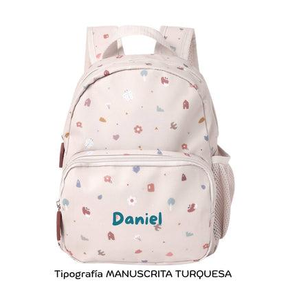 ¡La Mochila Infantil Geometric Nature Personalizable de tutete es perfecta para esos pequeños aventureros en su regreso a clases!&nbsp; esta mochila es un must-have para llevar a la escuela.&nbsp;

¿Por qué son ideales para tu peque? El tamaño pequeño es perfecto para llevar una muda y puede ser personalizado con su nombre. Además, cuenta con un bolsillo frontal para llevar cómodamente su juguete favorito. y uno lateral para poder llevar su botella de agua ¡Ideal para los más pequeños de la familia
