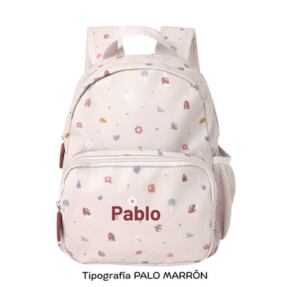 ¡La Mochila Infantil Geometric Nature Personalizable de tutete es perfecta para esos pequeños aventureros en su regreso a clases!&nbsp; esta mochila es un must-have para llevar a la escuela.&nbsp;

¿Por qué son ideales para tu peque? El tamaño pequeño es perfecto para llevar una muda y puede ser personalizado con su nombre. Además, cuenta con un bolsillo frontal para llevar cómodamente su juguete favorito. y uno lateral para poder llevar su botella de agua ¡Ideal para los más pequeños de la familia