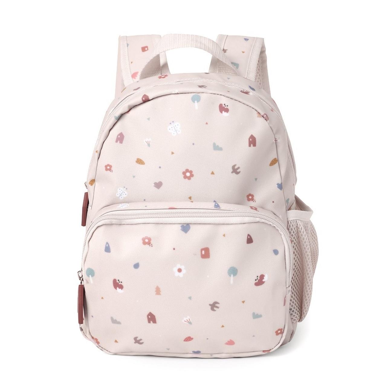¡La Mochila Infantil Geometric Nature Personalizable de tutete es perfecta para esos pequeños aventureros en su regreso a clases!&nbsp; esta mochila es un must-have para llevar a la escuela.&nbsp;

¿Por qué son ideales para tu peque? El tamaño pequeño es perfecto para llevar una muda y puede ser personalizado con su nombre. Además, cuenta con un bolsillo frontal para llevar cómodamente su juguete favorito. y uno lateral para poder llevar su botella de agua ¡Ideal para los más pequeños de la familia