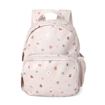 ¡La Mochila Infantil Geometric Nature Personalizable de tutete es perfecta para esos pequeños aventureros en su regreso a clases!&nbsp; esta mochila es un must-have para llevar a la escuela.&nbsp;

¿Por qué son ideales para tu peque? El tamaño pequeño es perfecto para llevar una muda y puede ser personalizado con su nombre. Además, cuenta con un bolsillo frontal para llevar cómodamente su juguete favorito. y uno lateral para poder llevar su botella de agua ¡Ideal para los más pequeños de la familia