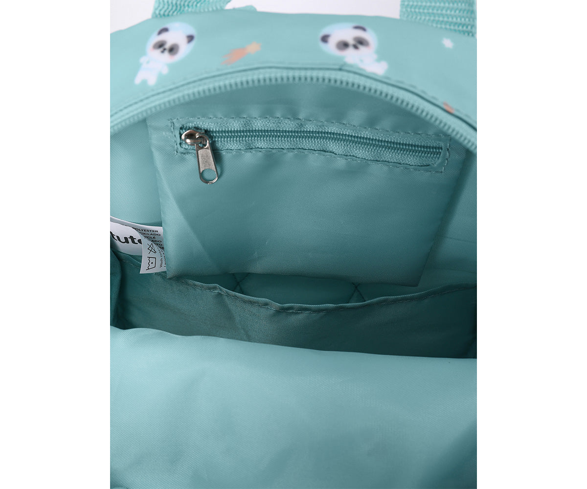 Consigue la mochila infantil Pandas in Space personalizable de Tutete en www.manodesantaoficial.es. Mochila impermeable y acolchada ideal para guardería y niños de hasta 5 años. ¡Personalízala con su nombre!