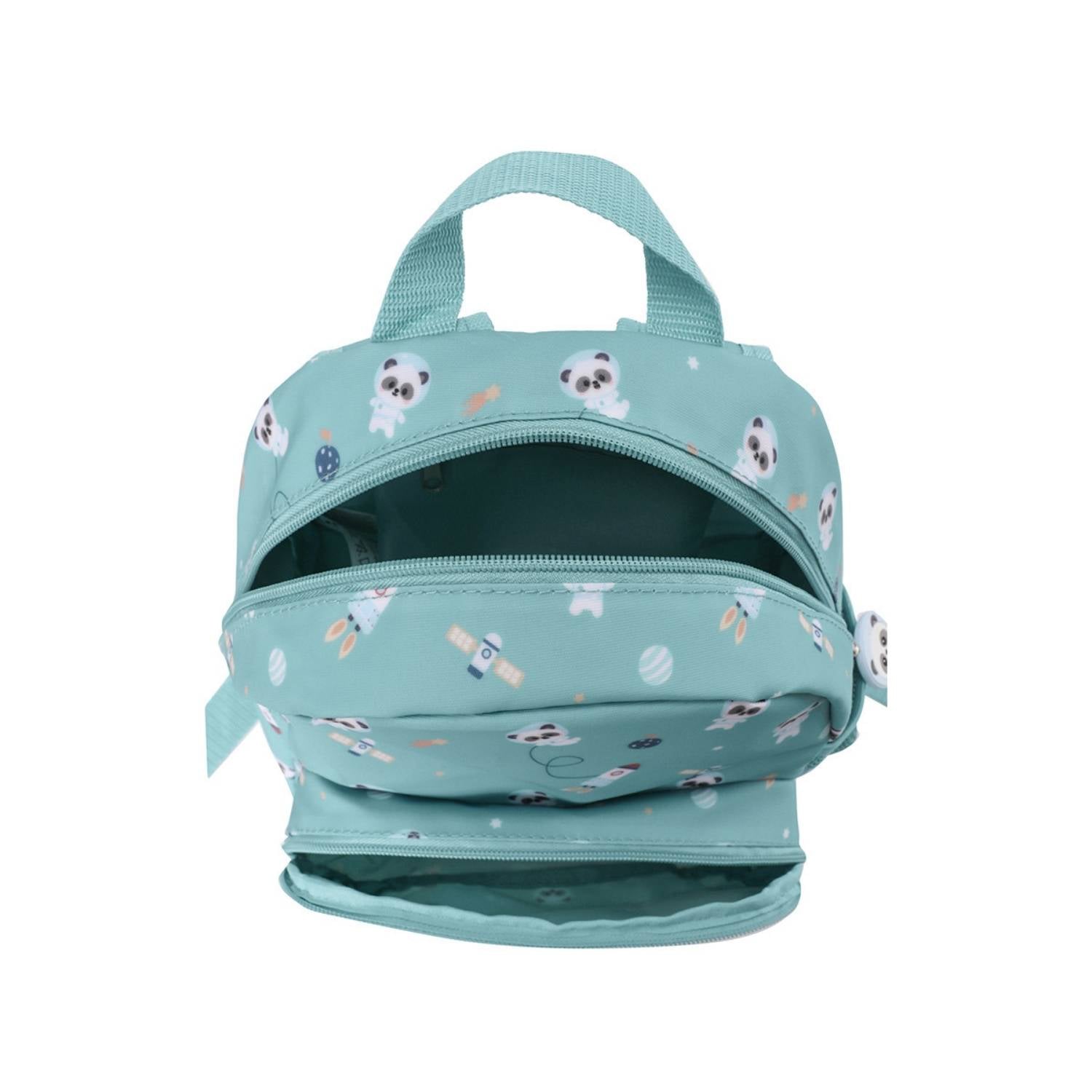 Consigue la mochila infantil Pandas in Space personalizable de Tutete en www.manodesantaoficial.es. Mochila impermeable y acolchada ideal para guardería y niños de hasta 5 años. ¡Personalízala con su nombre!