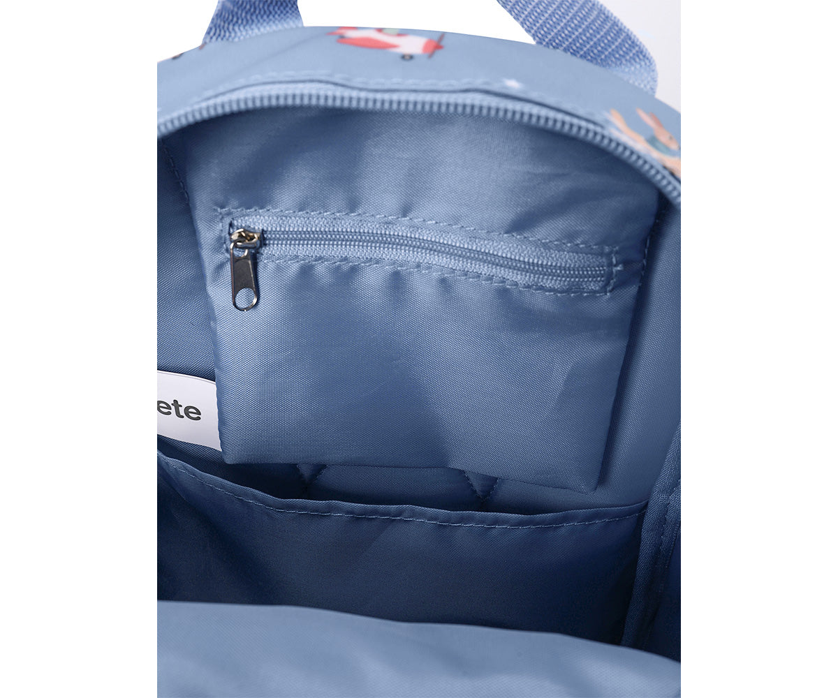 Consigue la mochila infantil Planes personalizable de Tutete en www.manodesantaoficial.es. Mochila impermeable y acolchada ideal para guardería y niños de hasta 5 años. ¡Personalízala con su nombre!