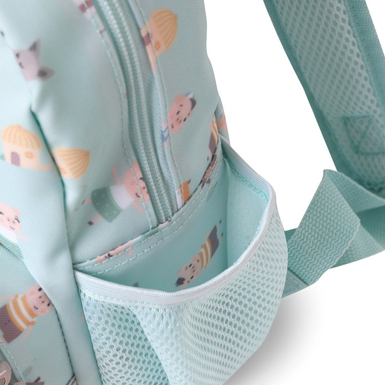  Mochila Infantil Tres cerditos de Tutete. Esta mochila infantil personalizable tiene el tamaño perfecto para niños de 12 meses a 5 años, ideal para llevar una muda, snacks y su juguete favorito. Su diseño impermeable protege todas sus pertenencias en los días de lluvia