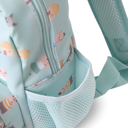  Mochila Infantil Tres cerditos de Tutete. Esta mochila infantil personalizable tiene el tamaño perfecto para niños de 12 meses a 5 años, ideal para llevar una muda, snacks y su juguete favorito. Su diseño impermeable protege todas sus pertenencias en los días de lluvia