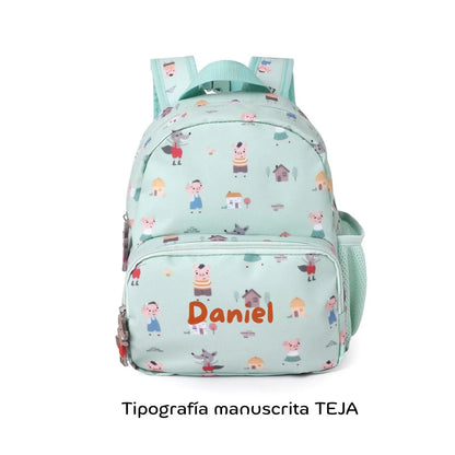 ¡La Mochila Infantil three little Pigs, los tres cerditos, Personalizable de tutete es perfecta para esos pequeños aventureros en su regreso a clases!&nbsp; esta mochila es un must-have para llevar a la escuela.&nbsp;