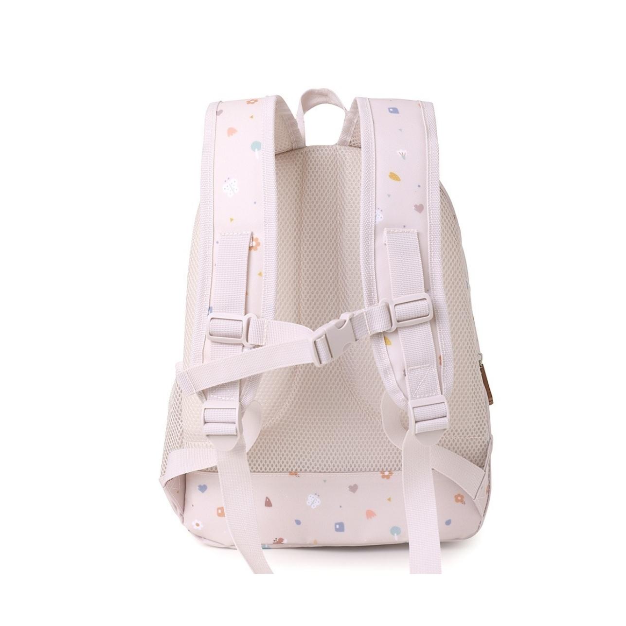 La Mochila Primaria Geometric Nature de Tutete está pensada para acompañar a los peques de 5 a 10 años en su día a día escolar, combinando funcionalidad, diseño y comodidad. Perfecta para la primaria o los últimos cursos de infantil, ofrece espacio extra para todo lo que necesitan sin sacrificar ligereza.