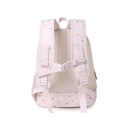 La Mochila Primaria Geometric Nature de Tutete está pensada para acompañar a los peques de 5 a 10 años en su día a día escolar, combinando funcionalidad, diseño y comodidad. Perfecta para la primaria o los últimos cursos de infantil, ofrece espacio extra para todo lo que necesitan sin sacrificar ligereza.