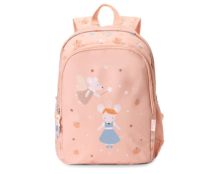Mochila Primaria Mouse fairies (Cenicienta) de Tutete en Mano de Santa, la compañera perfecta para peques de 5 a 10 años en su etapa escolar. Esta mochila escolar impermeable y ecológica está diseñada para ofrecer el máximo confort y espacio sin añadir peso innecesario. Fabricada en 100% RPET (plástico reciclado), cuenta con un amplio compartimento principal para libretas A4 y carpetas, además de un bolsillo frontal con separadores y malla lateral para botellas.