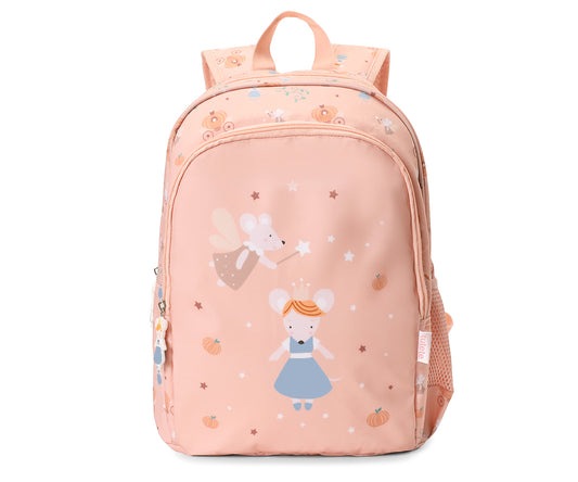 Mochila Primaria Mouse fairies (Cenicienta) de Tutete en Mano de Santa, la compañera perfecta para peques de 5 a 10 años en su etapa escolar. Esta mochila escolar impermeable y ecológica está diseñada para ofrecer el máximo confort y espacio sin añadir peso innecesario. Fabricada en 100% RPET (plástico reciclado), cuenta con un amplio compartimento principal para libretas A4 y carpetas, además de un bolsillo frontal con separadores y malla lateral para botellas.
