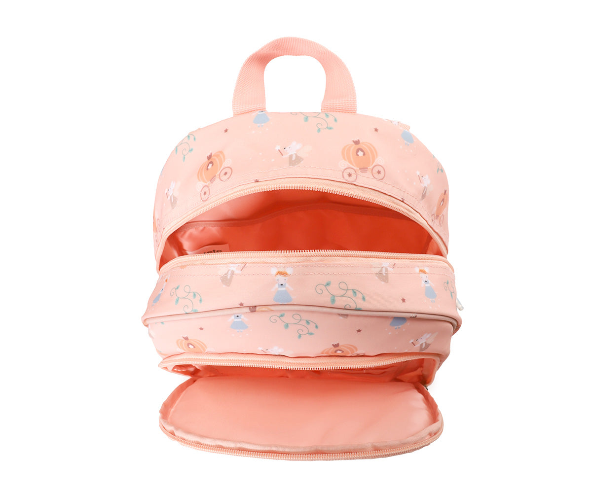 Mochila Primaria Mouse fairies (Cenicienta) de Tutete en Mano de Santa, la compañera perfecta para peques de 5 a 10 años en su etapa escolar. Esta mochila escolar impermeable y ecológica está diseñada para ofrecer el máximo confort y espacio sin añadir peso innecesario. Fabricada en 100% RPET (plástico reciclado), cuenta con un amplio compartimento principal para libretas A4 y carpetas, además de un bolsillo frontal con separadores y malla lateral para botellas.