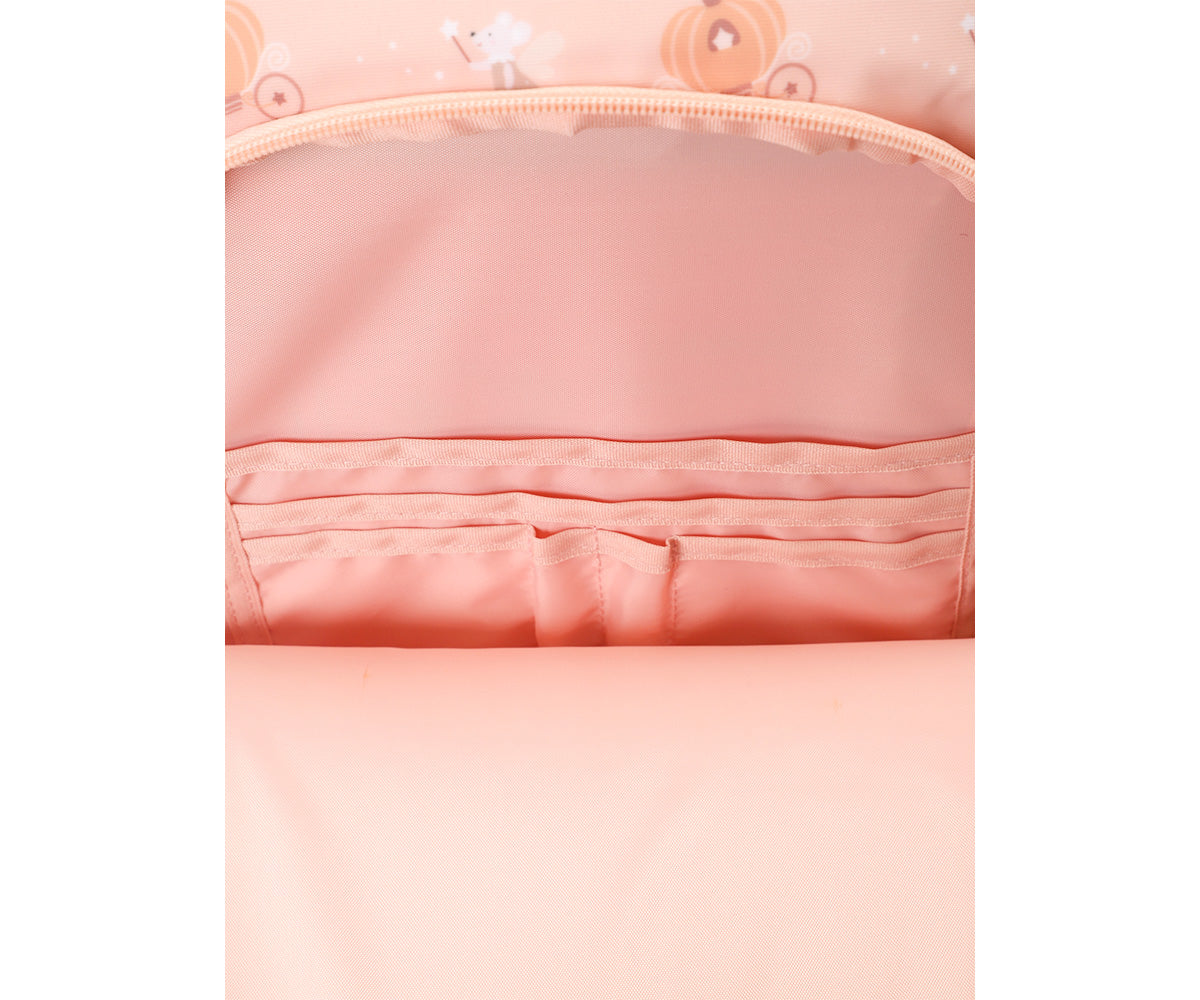 Mochila Primaria Mouse fairies (Cenicienta) de Tutete en Mano de Santa, la compañera perfecta para peques de 5 a 10 años en su etapa escolar. Esta mochila escolar impermeable y ecológica está diseñada para ofrecer el máximo confort y espacio sin añadir peso innecesario. Fabricada en 100% RPET (plástico reciclado), cuenta con un amplio compartimento principal para libretas A4 y carpetas, además de un bolsillo frontal con separadores y malla lateral para botellas.