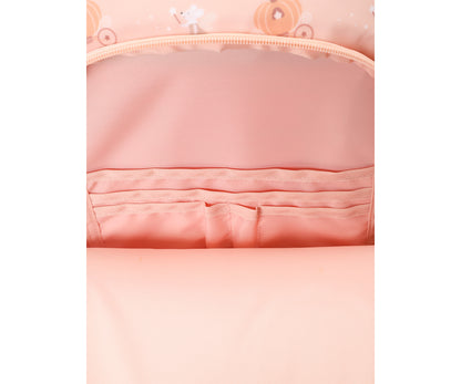 Mochila Primaria Mouse fairies (Cenicienta) de Tutete en Mano de Santa, la compañera perfecta para peques de 5 a 10 años en su etapa escolar. Esta mochila escolar impermeable y ecológica está diseñada para ofrecer el máximo confort y espacio sin añadir peso innecesario. Fabricada en 100% RPET (plástico reciclado), cuenta con un amplio compartimento principal para libretas A4 y carpetas, además de un bolsillo frontal con separadores y malla lateral para botellas.