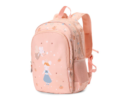 Mochila Primaria Mouse fairies (Cenicienta) de Tutete en Mano de Santa, la compañera perfecta para peques de 5 a 10 años en su etapa escolar. Esta mochila escolar impermeable y ecológica está diseñada para ofrecer el máximo confort y espacio sin añadir peso innecesario. Fabricada en 100% RPET (plástico reciclado), cuenta con un amplio compartimento principal para libretas A4 y carpetas, además de un bolsillo frontal con separadores y malla lateral para botellas.