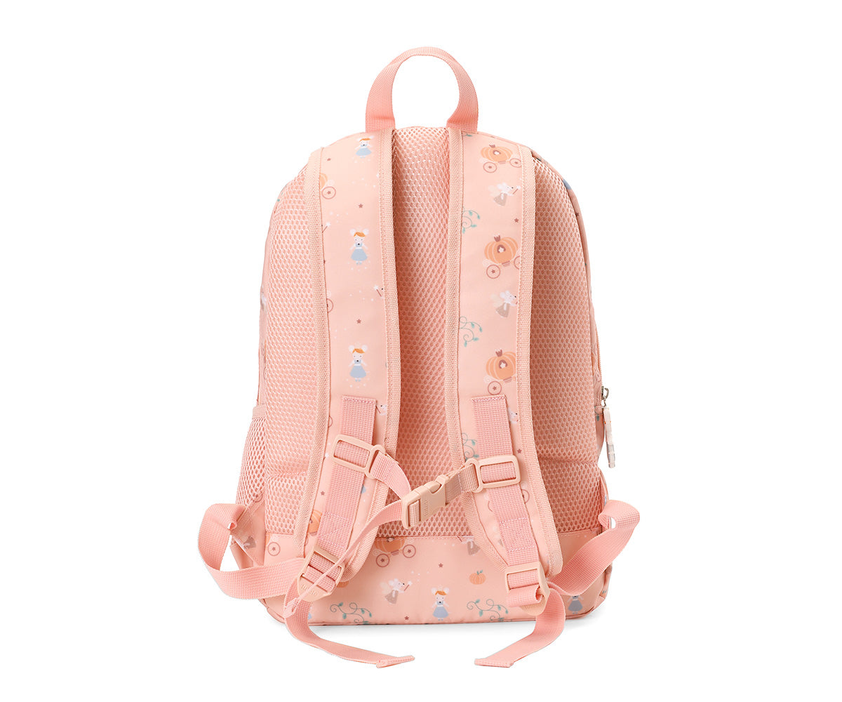 Mochila Primaria Mouse fairies (Cenicienta) de Tutete en Mano de Santa, la compañera perfecta para peques de 5 a 10 años en su etapa escolar. Esta mochila escolar impermeable y ecológica está diseñada para ofrecer el máximo confort y espacio sin añadir peso innecesario. Fabricada en 100% RPET (plástico reciclado), cuenta con un amplio compartimento principal para libretas A4 y carpetas, además de un bolsillo frontal con separadores y malla lateral para botellas.