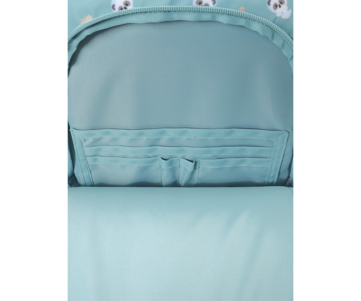 Mochila Primaria Pandas in the Space (pandas) de Tutete en Mano de Santa, la compañera perfecta para peques de 5 a 10 años en su etapa escolar. Esta mochila escolar impermeable y ecológica está diseñada para ofrecer el máximo confort y espacio sin añadir peso innecesario. Fabricada en 100% RPET (plástico reciclado), cuenta con un amplio compartimento principal para libretas A4 y carpetas, además de un bolsillo frontal con separadores y malla lateral para botellas&nbsp;Incluye cierre de clip en el pecho para