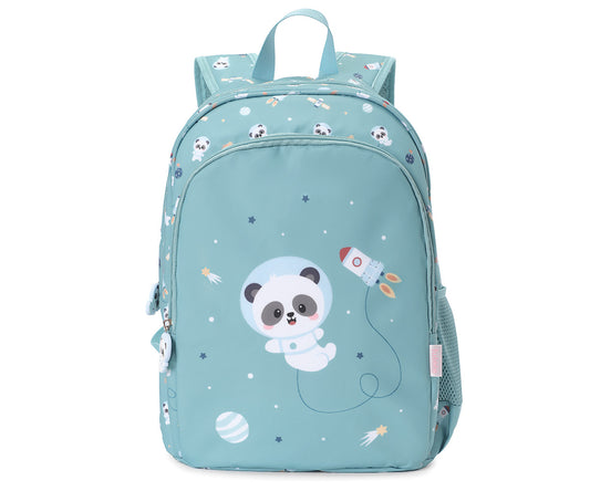 Mochila Primaria Pandas in the Space (pandas) de Tutete en Mano de Santa, la compañera perfecta para peques de 5 a 10 años en su etapa escolar. Esta mochila escolar impermeable y ecológica está diseñada para ofrecer el máximo confort y espacio sin añadir peso innecesario. Fabricada en 100% RPET (plástico reciclado), cuenta con un amplio compartimento principal para libretas A4 y carpetas, además de un bolsillo frontal con separadores y malla lateral para botellas&nbsp;Incluye cierre de clip en el pecho para