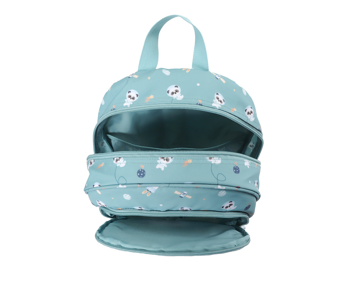 Mochila Primaria Pandas in the Space (pandas) de Tutete en Mano de Santa, la compañera perfecta para peques de 5 a 10 años en su etapa escolar. Esta mochila escolar impermeable y ecológica está diseñada para ofrecer el máximo confort y espacio sin añadir peso innecesario. Fabricada en 100% RPET (plástico reciclado), cuenta con un amplio compartimento principal para libretas A4 y carpetas, además de un bolsillo frontal con separadores y malla lateral para botellas&nbsp;Incluye cierre de clip en el pecho para