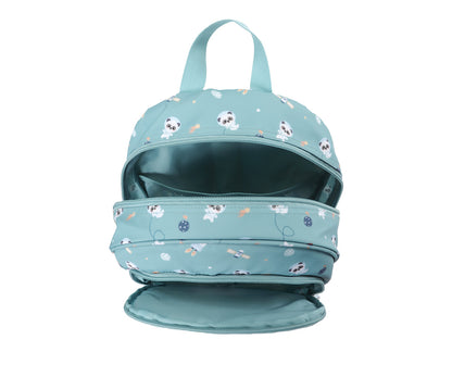 Mochila Primaria Pandas in the Space (pandas) de Tutete en Mano de Santa, la compañera perfecta para peques de 5 a 10 años en su etapa escolar. Esta mochila escolar impermeable y ecológica está diseñada para ofrecer el máximo confort y espacio sin añadir peso innecesario. Fabricada en 100% RPET (plástico reciclado), cuenta con un amplio compartimento principal para libretas A4 y carpetas, además de un bolsillo frontal con separadores y malla lateral para botellas&nbsp;Incluye cierre de clip en el pecho para