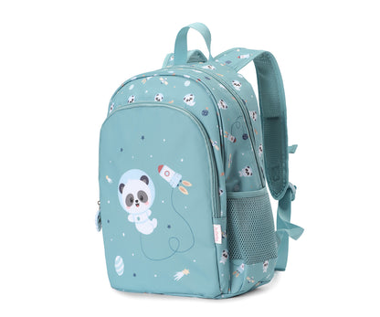 Mochila Primaria Pandas in the Space (pandas) de Tutete en Mano de Santa, la compañera perfecta para peques de 5 a 10 años en su etapa escolar. Esta mochila escolar impermeable y ecológica está diseñada para ofrecer el máximo confort y espacio sin añadir peso innecesario. Fabricada en 100% RPET (plástico reciclado), cuenta con un amplio compartimento principal para libretas A4 y carpetas, además de un bolsillo frontal con separadores y malla lateral para botellas&nbsp;Incluye cierre de clip en el pecho para