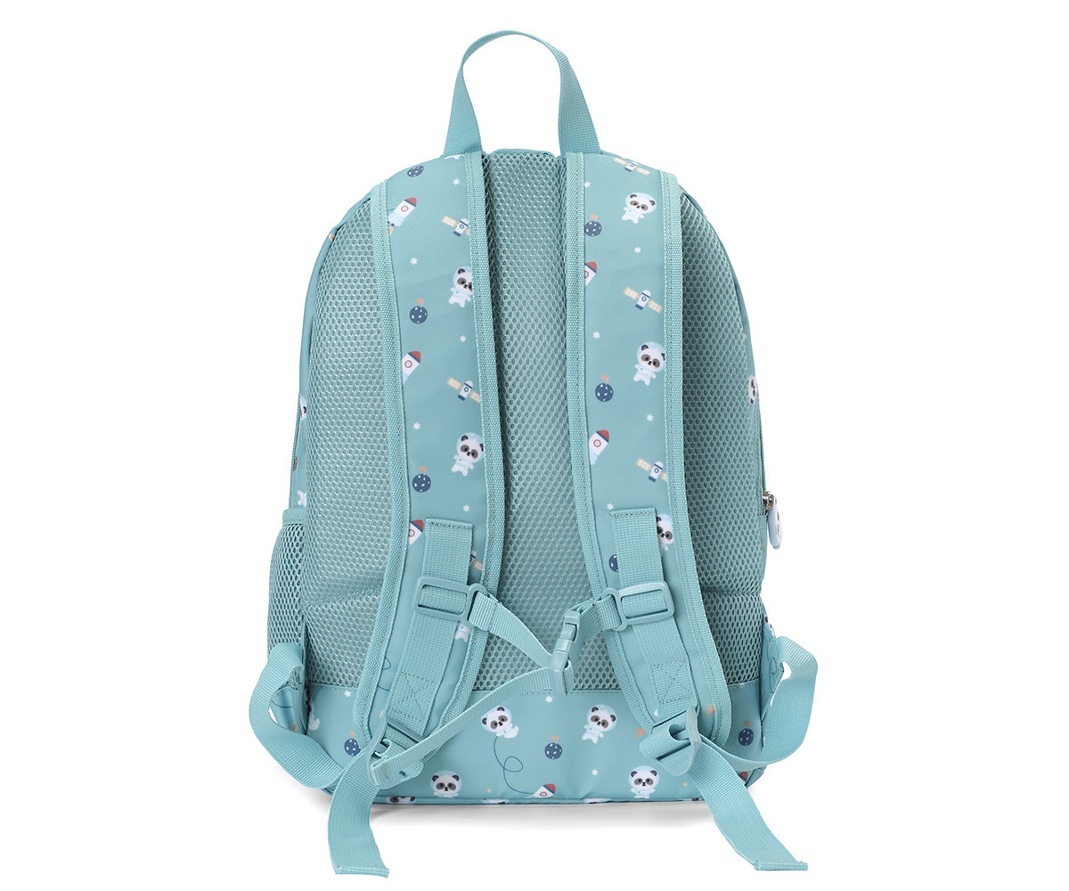 Mochila Primaria Pandas in the Space (pandas) de Tutete en Mano de Santa, la compañera perfecta para peques de 5 a 10 años en su etapa escolar. Esta mochila escolar impermeable y ecológica está diseñada para ofrecer el máximo confort y espacio sin añadir peso innecesario. Fabricada en 100% RPET (plástico reciclado), cuenta con un amplio compartimento principal para libretas A4 y carpetas, además de un bolsillo frontal con separadores y malla lateral para botellas&nbsp;Incluye cierre de clip en el pecho para