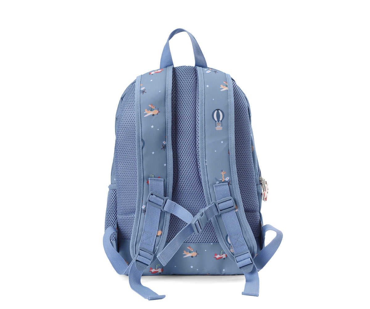 Mochila Primaria Planes (aviones) de Tutete en Mano de Santa, la compañera perfecta para peques de 5 a 10 años en su etapa escolar. Esta mochila escolar impermeable y ecológica está diseñada para ofrecer el máximo confort y espacio sin añadir peso innecesario. Fabricada en 100% RPET (plástico reciclado), cuenta con un amplio compartimento principal para libretas A4 y carpetas, además de un bolsillo frontal con separadores y malla lateral para botellas.
