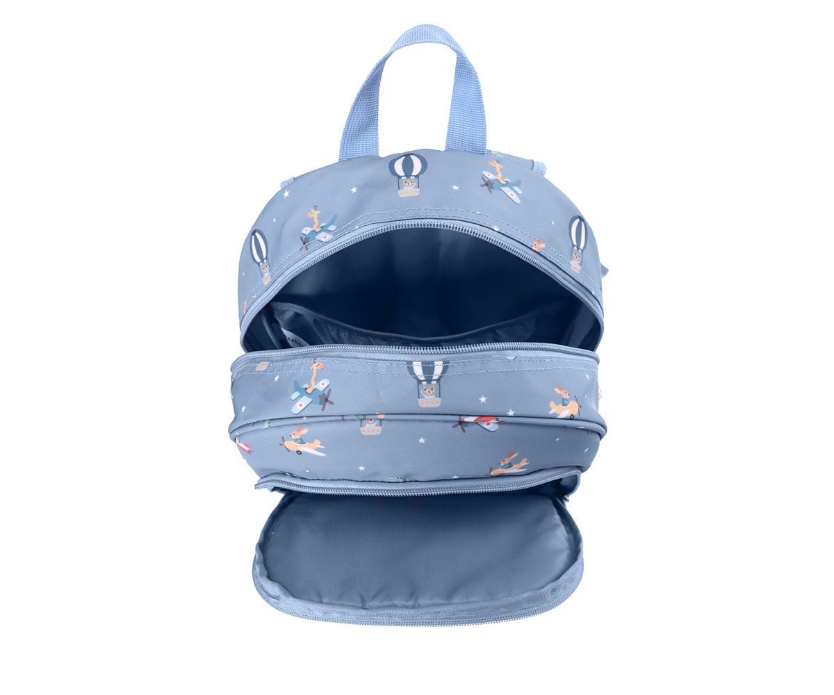 Mochila Primaria Planes (aviones) de Tutete en Mano de Santa, la compañera perfecta para peques de 5 a 10 años en su etapa escolar. Esta mochila escolar impermeable y ecológica está diseñada para ofrecer el máximo confort y espacio sin añadir peso innecesario. Fabricada en 100% RPET (plástico reciclado), cuenta con un amplio compartimento principal para libretas A4 y carpetas, además de un bolsillo frontal con separadores y malla lateral para botellas.