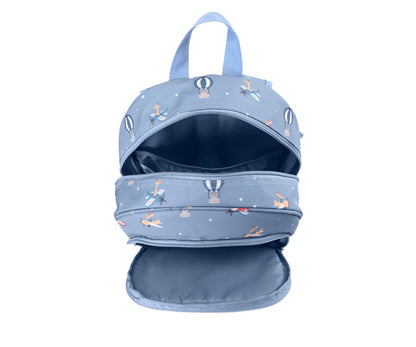 Mochila Primaria Planes (aviones) de Tutete en Mano de Santa, la compañera perfecta para peques de 5 a 10 años en su etapa escolar. Esta mochila escolar impermeable y ecológica está diseñada para ofrecer el máximo confort y espacio sin añadir peso innecesario. Fabricada en 100% RPET (plástico reciclado), cuenta con un amplio compartimento principal para libretas A4 y carpetas, además de un bolsillo frontal con separadores y malla lateral para botellas.