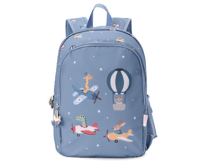 Mochila Primaria Planes (aviones) de Tutete en Mano de Santa, la compañera perfecta para peques de 5 a 10 años en su etapa escolar. Esta mochila escolar impermeable y ecológica está diseñada para ofrecer el máximo confort y espacio sin añadir peso innecesario. Fabricada en 100% RPET (plástico reciclado), cuenta con un amplio compartimento principal para libretas A4 y carpetas, además de un bolsillo frontal con separadores y malla lateral para botellas.