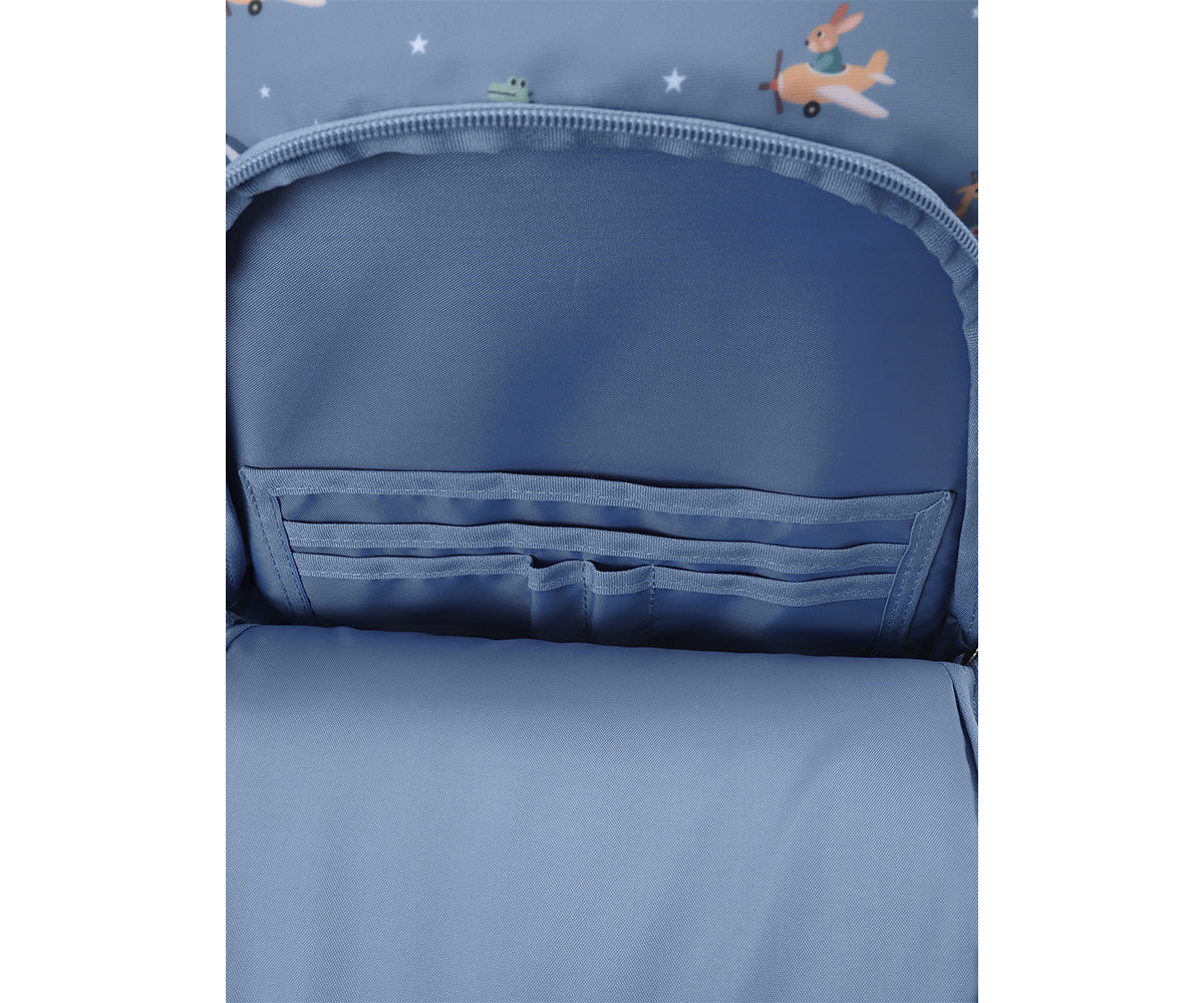Mochila Primaria Planes (aviones) de Tutete en Mano de Santa, la compañera perfecta para peques de 5 a 10 años en su etapa escolar. Esta mochila escolar impermeable y ecológica está diseñada para ofrecer el máximo confort y espacio sin añadir peso innecesario. Fabricada en 100% RPET (plástico reciclado), cuenta con un amplio compartimento principal para libretas A4 y carpetas, además de un bolsillo frontal con separadores y malla lateral para botellas.