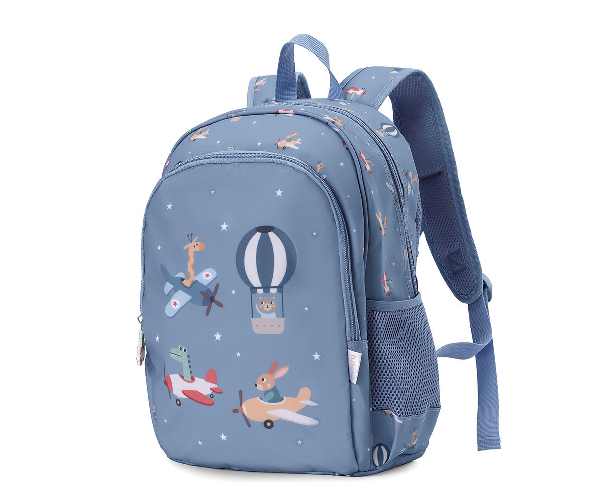 Mochila Primaria Planes (aviones) de Tutete en Mano de Santa, la compañera perfecta para peques de 5 a 10 años en su etapa escolar. Esta mochila escolar impermeable y ecológica está diseñada para ofrecer el máximo confort y espacio sin añadir peso innecesario. Fabricada en 100% RPET (plástico reciclado), cuenta con un amplio compartimento principal para libretas A4 y carpetas, además de un bolsillo frontal con separadores y malla lateral para botellas.