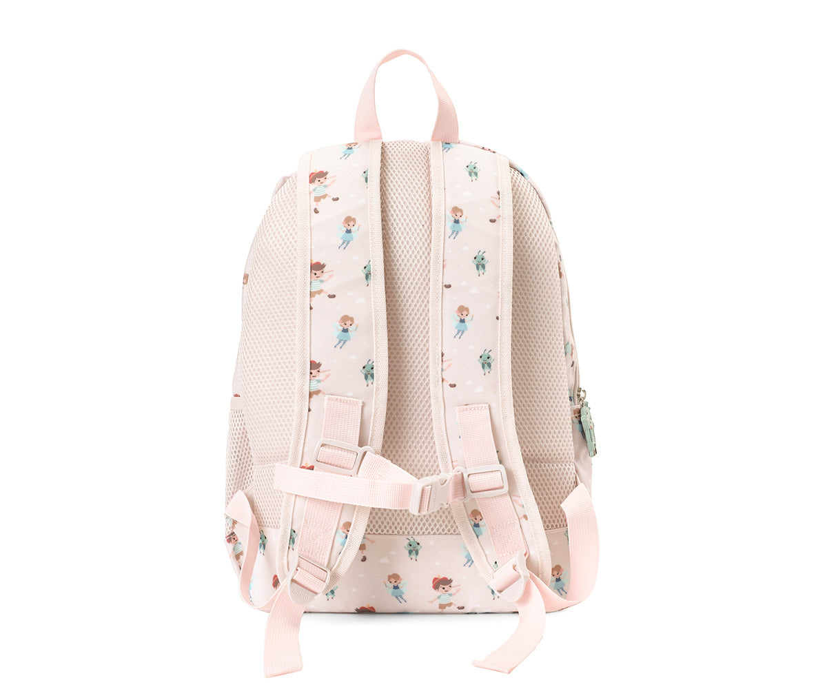 Mochila Primaria Wooden Boy (pinocho) de Tutete en Mano de Santa, la compañera perfecta para peques de 5 a 10 años en su etapa escolar. Esta mochila escolar impermeable y ecológica está diseñada para ofrecer el máximo confort y espacio sin añadir peso innecesario. Fabricada en 100% RPET (plástico reciclado), cuenta con un amplio compartimento principal para libretas A4 y carpetas, además de un bolsillo frontal con separadores y malla lateral para botellas