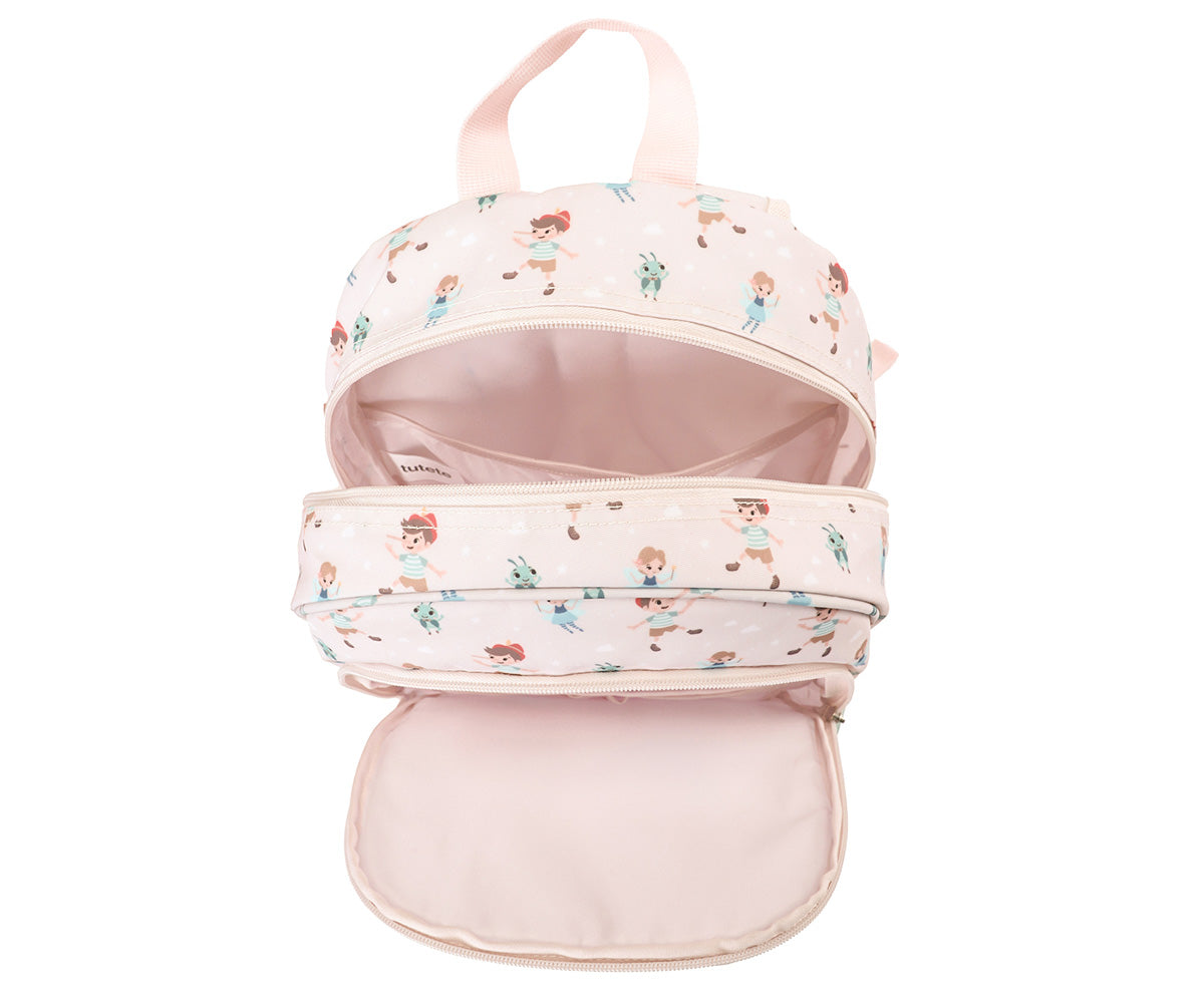 Mochila Primaria Wooden Boy (pinocho) de Tutete en Mano de Santa, la compañera perfecta para peques de 5 a 10 años en su etapa escolar. Esta mochila escolar impermeable y ecológica está diseñada para ofrecer el máximo confort y espacio sin añadir peso innecesario. Fabricada en 100% RPET (plástico reciclado), cuenta con un amplio compartimento principal para libretas A4 y carpetas, además de un bolsillo frontal con separadores y malla lateral para botellas