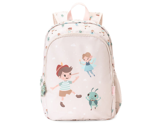 Mochila Primaria Wooden Boy (pinocho) de Tutete en Mano de Santa, la compañera perfecta para peques de 5 a 10 años en su etapa escolar. Esta mochila escolar impermeable y ecológica está diseñada para ofrecer el máximo confort y espacio sin añadir peso innecesario. Fabricada en 100% RPET (plástico reciclado), cuenta con un amplio compartimento principal para libretas A4 y carpetas, además de un bolsillo frontal con separadores y malla lateral para botellas