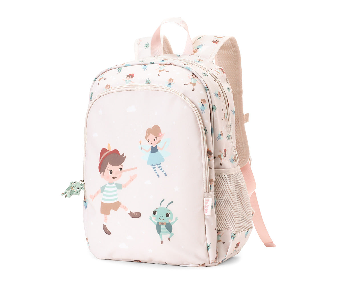 Mochila Primaria Wooden Boy (pinocho) de Tutete en Mano de Santa, la compañera perfecta para peques de 5 a 10 años en su etapa escolar. Esta mochila escolar impermeable y ecológica está diseñada para ofrecer el máximo confort y espacio sin añadir peso innecesario. Fabricada en 100% RPET (plástico reciclado), cuenta con un amplio compartimento principal para libretas A4 y carpetas, además de un bolsillo frontal con separadores y malla lateral para botellas