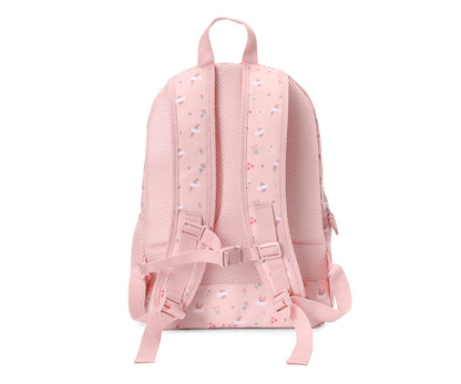 Mochila Primaria Blossom Birds (pájaros) de Tutete en Mano de Santa, la compañera perfecta para peques de 5 a 10 años en su etapa escolar. Esta mochila escolar impermeable y ecológica está diseñada para ofrecer el máximo confort y espacio sin añadir peso innecesario. Fabricada en 100% RPET (plástico reciclado), cuenta con un amplio compartimento principal para libretas A4 y carpetas, además de un bolsillo frontal con separadores y malla lateral para botellas