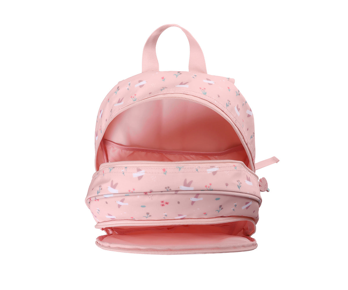 Mochila Primaria Blossom Birds (pájaros) de Tutete en Mano de Santa, la compañera perfecta para peques de 5 a 10 años en su etapa escolar. Esta mochila escolar impermeable y ecológica está diseñada para ofrecer el máximo confort y espacio sin añadir peso innecesario. Fabricada en 100% RPET (plástico reciclado), cuenta con un amplio compartimento principal para libretas A4 y carpetas, además de un bolsillo frontal con separadores y malla lateral para botellas