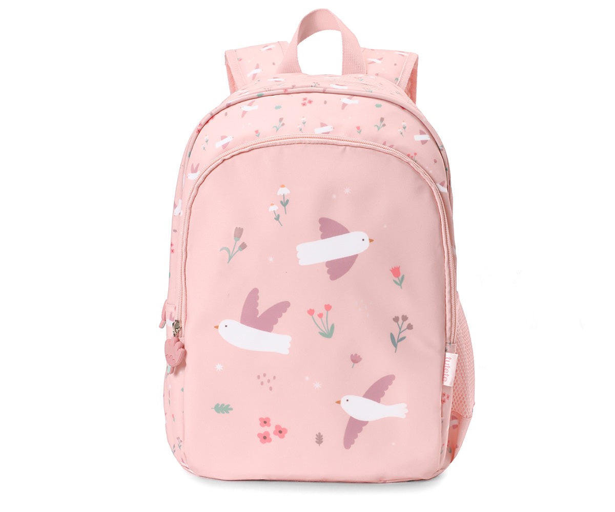Mochila Primaria Blossom Birds (pájaros) de Tutete en Mano de Santa, la compañera perfecta para peques de 5 a 10 años en su etapa escolar. Esta mochila escolar impermeable y ecológica está diseñada para ofrecer el máximo confort y espacio sin añadir peso innecesario. Fabricada en 100% RPET (plástico reciclado), cuenta con un amplio compartimento principal para libretas A4 y carpetas, además de un bolsillo frontal con separadores y malla lateral para botellas