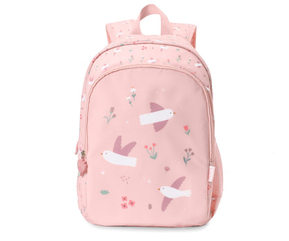 Mochila Primaria Blossom Birds (pájaros) de Tutete en Mano de Santa, la compañera perfecta para peques de 5 a 10 años en su etapa escolar. Esta mochila escolar impermeable y ecológica está diseñada para ofrecer el máximo confort y espacio sin añadir peso innecesario. Fabricada en 100% RPET (plástico reciclado), cuenta con un amplio compartimento principal para libretas A4 y carpetas, además de un bolsillo frontal con separadores y malla lateral para botellas