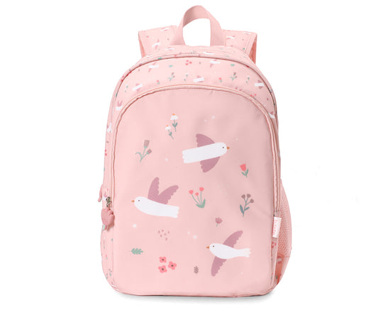 Mochila Primaria Blossom Birds (pájaros) de Tutete en Mano de Santa, la compañera perfecta para peques de 5 a 10 años en su etapa escolar. Esta mochila escolar impermeable y ecológica está diseñada para ofrecer el máximo confort y espacio sin añadir peso innecesario. Fabricada en 100% RPET (plástico reciclado), cuenta con un amplio compartimento principal para libretas A4 y carpetas, además de un bolsillo frontal con separadores y malla lateral para botellas