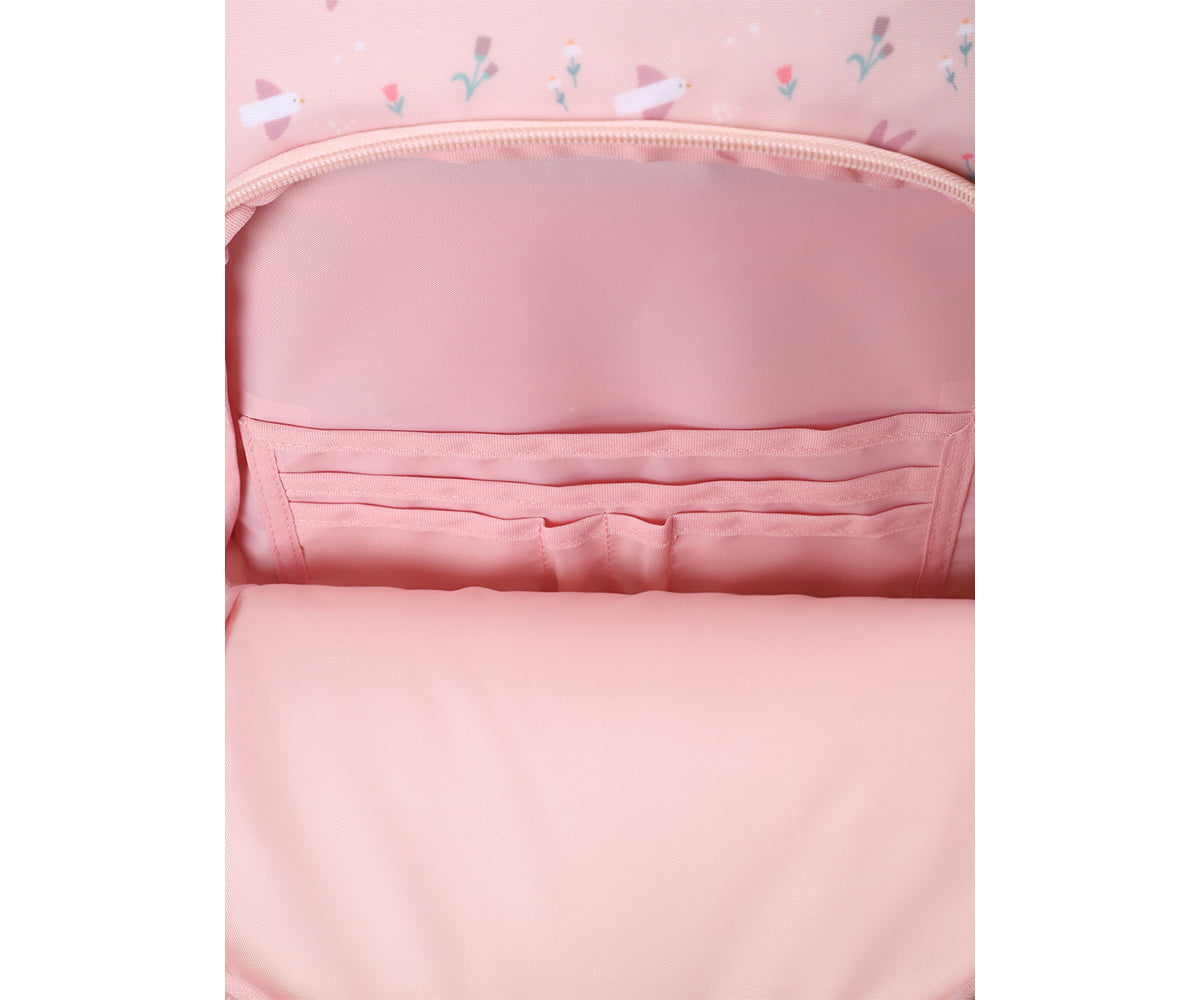 Mochila Primaria Blossom Birds (pájaros) de Tutete en Mano de Santa, la compañera perfecta para peques de 5 a 10 años en su etapa escolar. Esta mochila escolar impermeable y ecológica está diseñada para ofrecer el máximo confort y espacio sin añadir peso innecesario. Fabricada en 100% RPET (plástico reciclado), cuenta con un amplio compartimento principal para libretas A4 y carpetas, además de un bolsillo frontal con separadores y malla lateral para botellas
