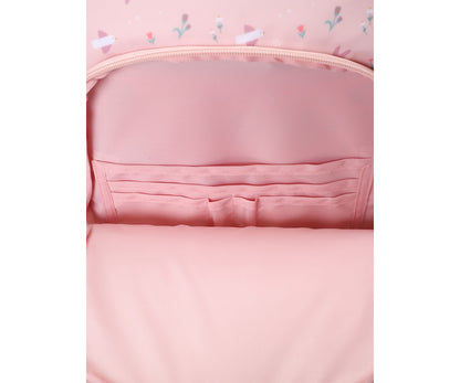 Mochila Primaria Blossom Birds (pájaros) de Tutete en Mano de Santa, la compañera perfecta para peques de 5 a 10 años en su etapa escolar. Esta mochila escolar impermeable y ecológica está diseñada para ofrecer el máximo confort y espacio sin añadir peso innecesario. Fabricada en 100% RPET (plástico reciclado), cuenta con un amplio compartimento principal para libretas A4 y carpetas, además de un bolsillo frontal con separadores y malla lateral para botellas