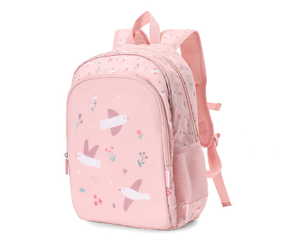 Mochila Primaria Blossom Birds (pájaros) de Tutete en Mano de Santa, la compañera perfecta para peques de 5 a 10 años en su etapa escolar. Esta mochila escolar impermeable y ecológica está diseñada para ofrecer el máximo confort y espacio sin añadir peso innecesario. Fabricada en 100% RPET (plástico reciclado), cuenta con un amplio compartimento principal para libretas A4 y carpetas, además de un bolsillo frontal con separadores y malla lateral para botellas